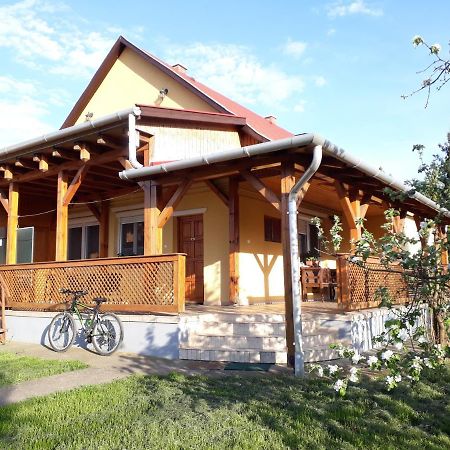 Oerveny Vendeghaz Hotel Tiszafured Exterior photo