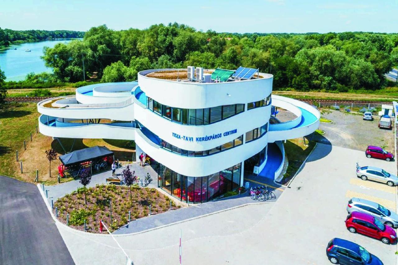 Oerveny Vendeghaz Hotel Tiszafured Exterior photo