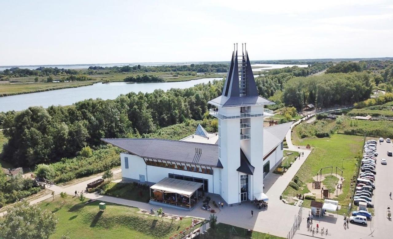 Oerveny Vendeghaz Hotel Tiszafured Exterior photo