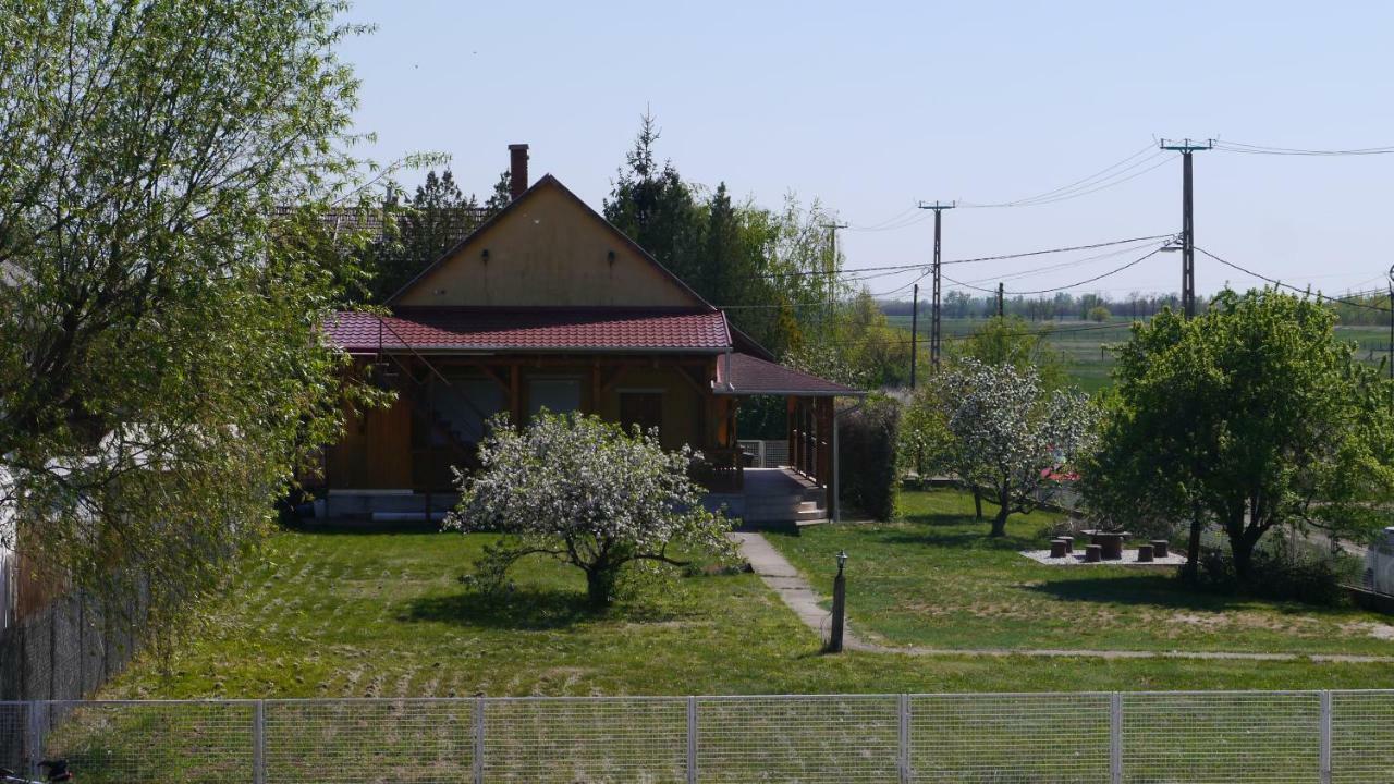 Oerveny Vendeghaz Hotel Tiszafured Exterior photo